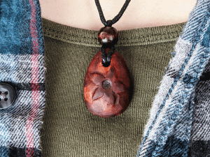 hand-avocado stone necklace with flower