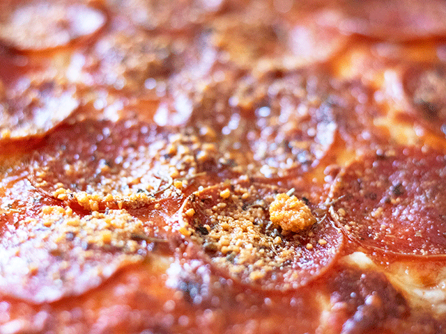 up close skillet pepperoni pizza