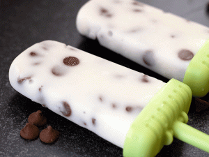 vanilla chocolate chip yogurt popsicles