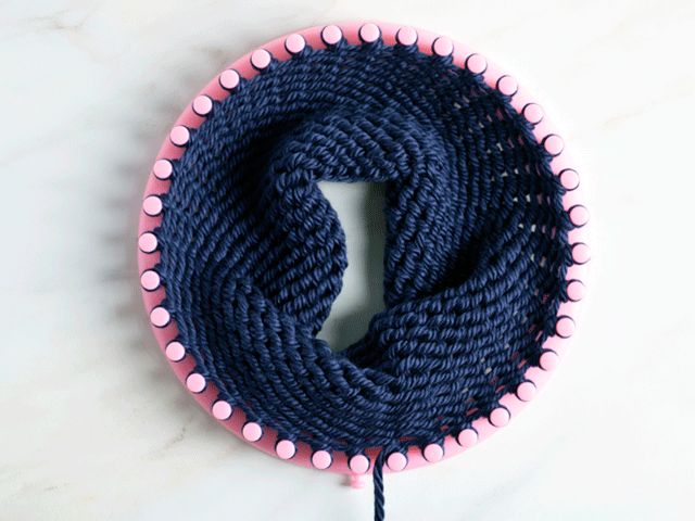 how to loom knit a tiny hearts beanie - starting on the brim