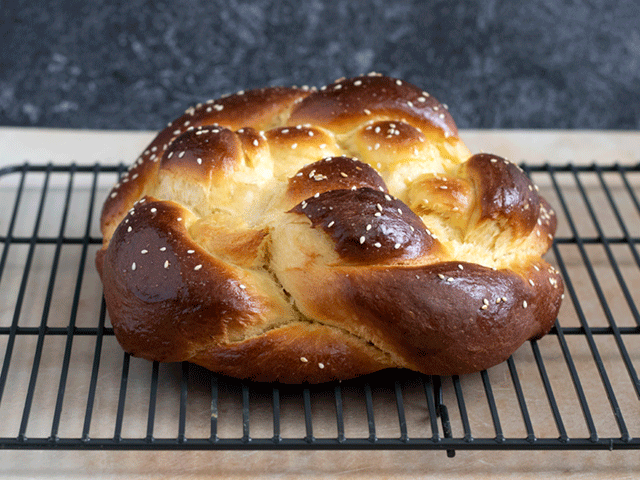 braided egg bread (challah)